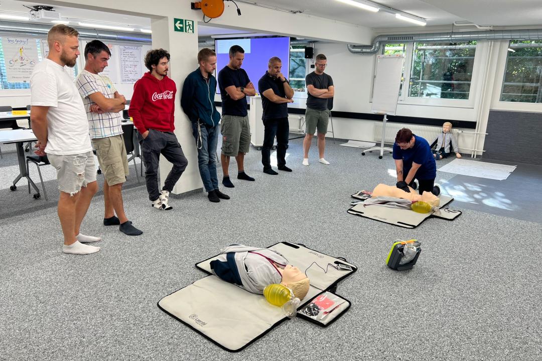  Teilnahme am BLS-AED SRC Komplettkurs zur Stärkung von Sicherheit und Teamgeist